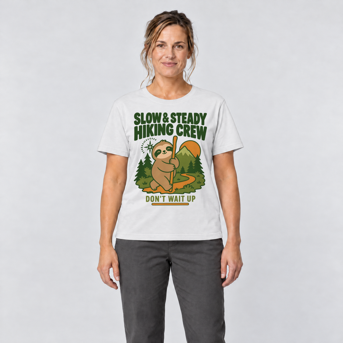Frau trägt Slow & Steady Hiking Crew – T-Shirt Unisex in Weiß, Ansicht von vorn