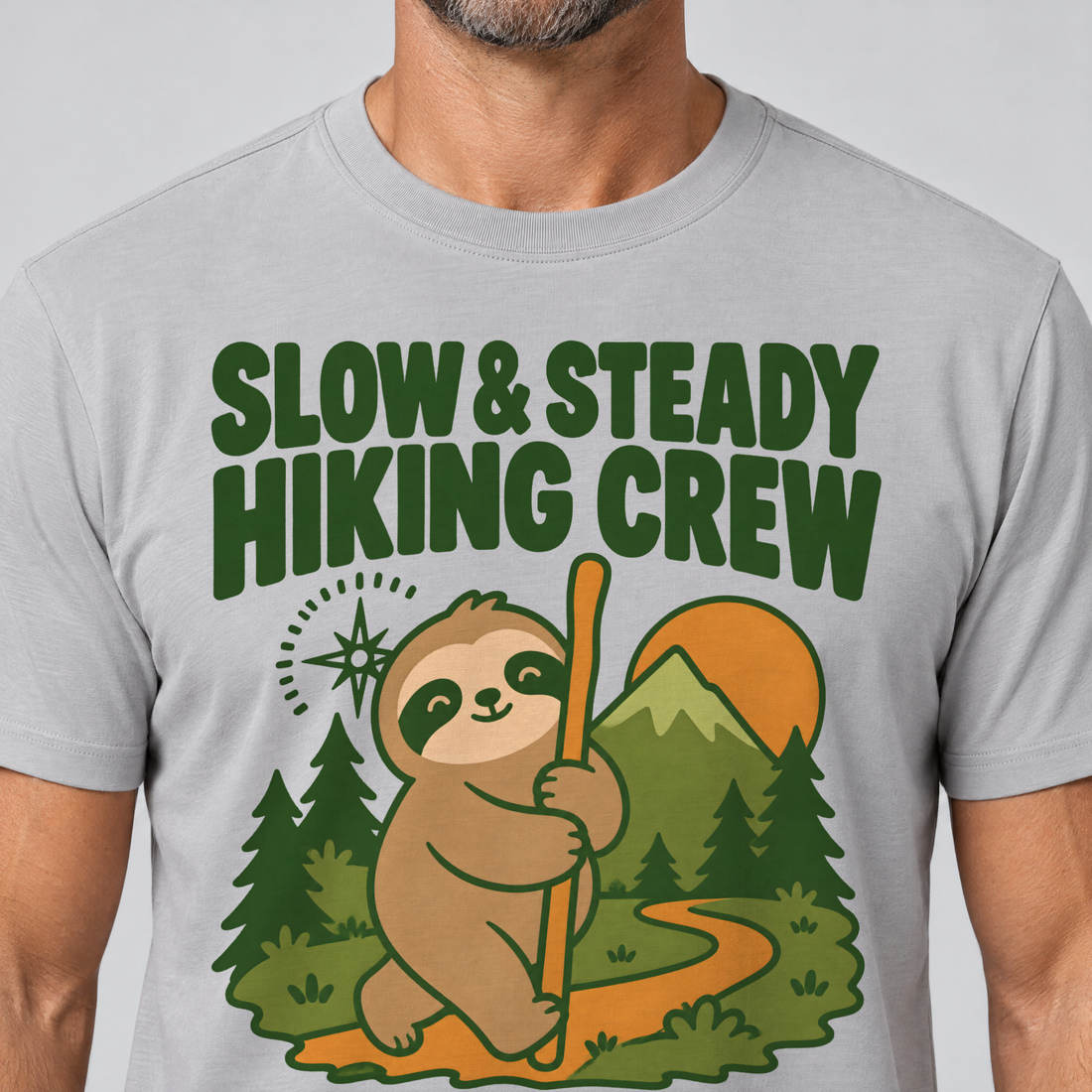 Nahaufnahme des Drucks: Slow & Steady Hiking Crew – T-Shirt Unisex in Hellgrau, von einem Mann getragen