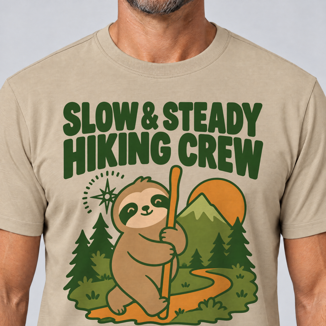 Nahaufnahme des Drucks: Slow & Steady Hiking Crew – T-Shirt Unisex in Sand, von einem Mann getragen
