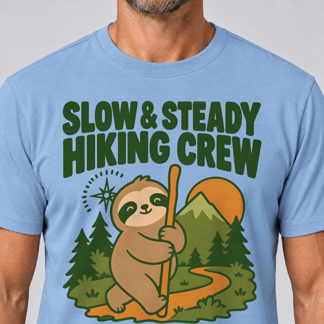 Nahaufnahme des Drucks: Slow & Steady Hiking Crew – T-Shirt Unisex in Himmelblau, von einem Mann getragen