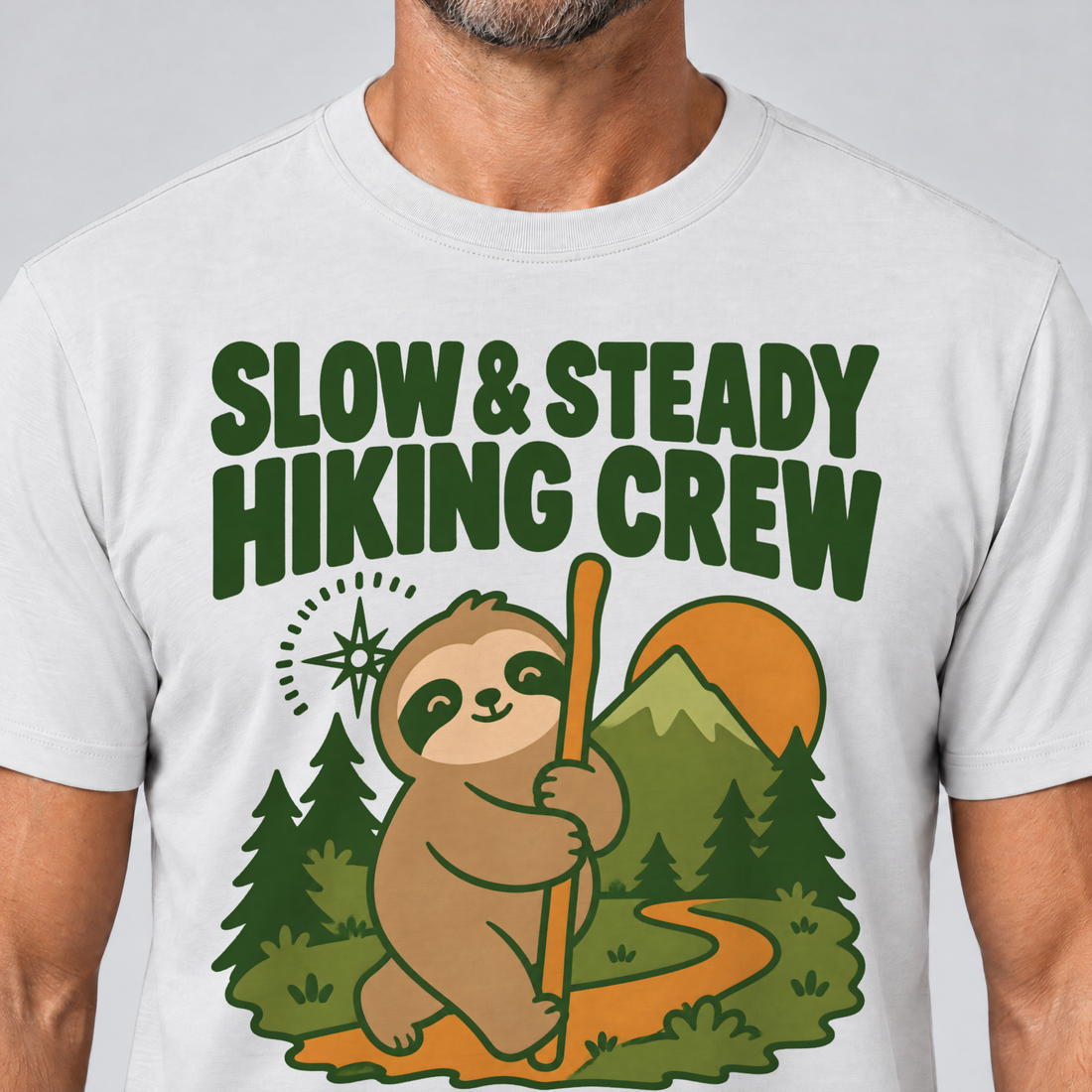 Nahaufnahme des Drucks: Slow & Steady Hiking Crew – T-Shirt Unisex in Weiß, von einem Mann getragen