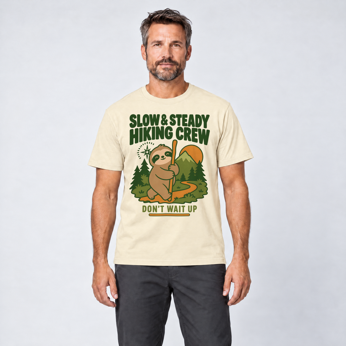 Mann trägt Slow & Steady Hiking Crew – T-Shirt Unisex in Natur, Ansicht von vorn
