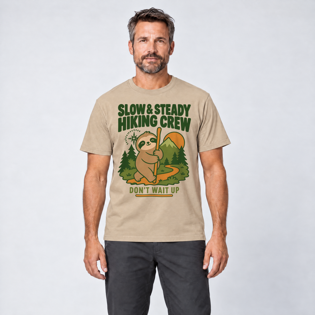 Mann trägt Slow & Steady Hiking Crew – T-Shirt Unisex in Sand, Ansicht von vorn
