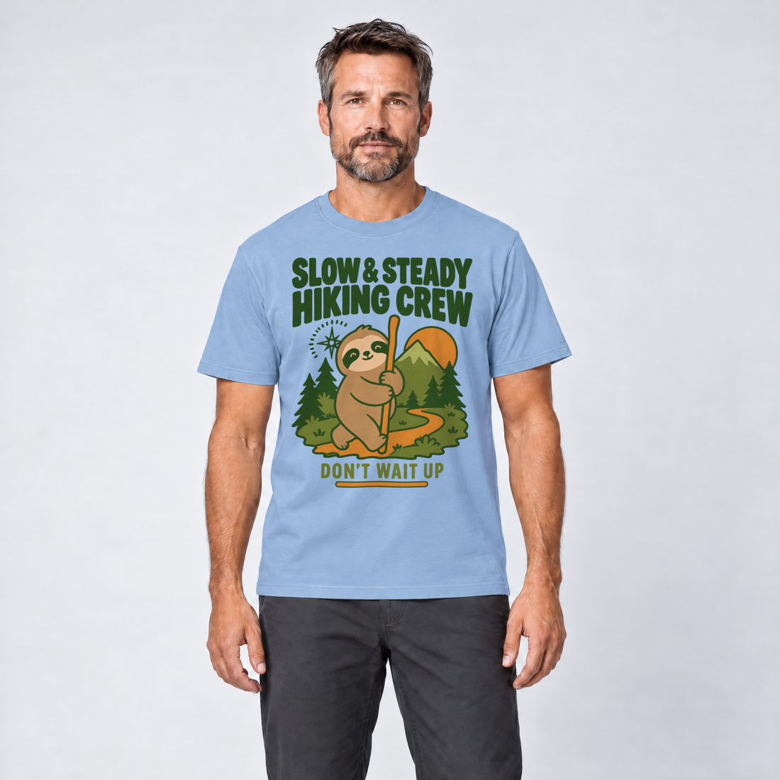 Mann trägt Slow & Steady Hiking Crew – T-Shirt Unisex in Himmelblau, Ansicht von vorn