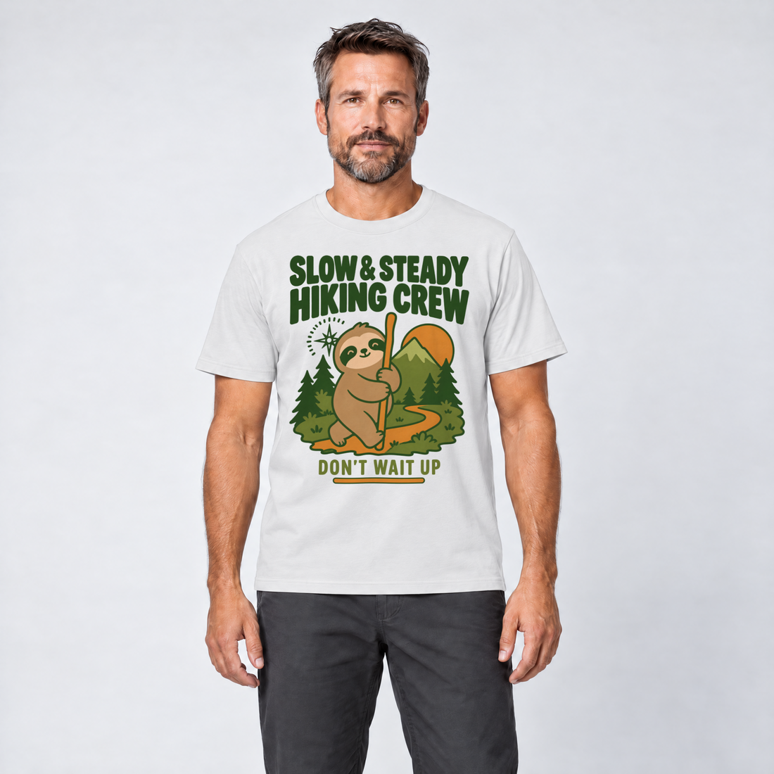 Mann trägt Slow & Steady Hiking Crew – T-Shirt Unisex in Weiß, Ansicht von vorn