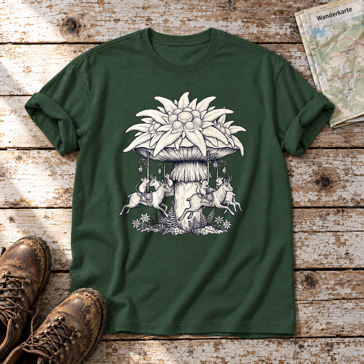 Edelweiß-Karussell – T-Shirt Unisex in Flaschengrün, flach liegend auf alten Holzbrettern mit Wanderschuhen und Wanderkarte.