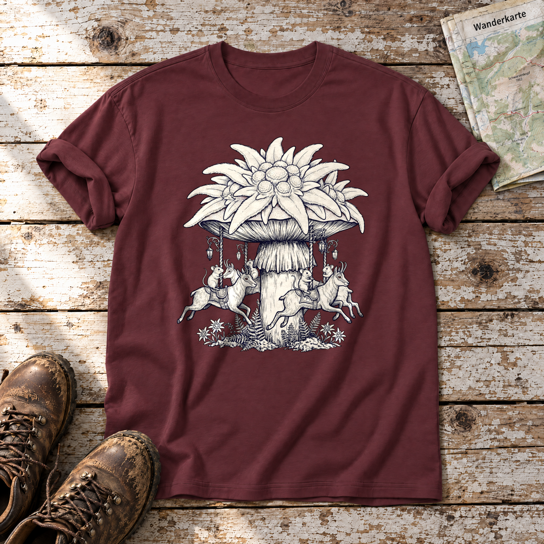 Edelweiß-Karussell – T-Shirt Unisex in Bordeaux, flach liegend auf alten Holzbrettern mit Wanderschuhen und Wanderkarte.