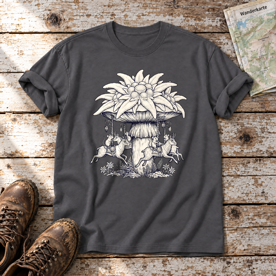 Edelweiß-Karussell – T-Shirt Unisex in Dunkelgrau, flach liegend auf alten Holzbrettern mit Wanderschuhen und Wanderkarte.