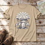 Edelweiß-Karussell – T-Shirt Unisex in Sand, flach liegend auf alten Holzbrettern mit Wanderschuhen und Wanderkarte.