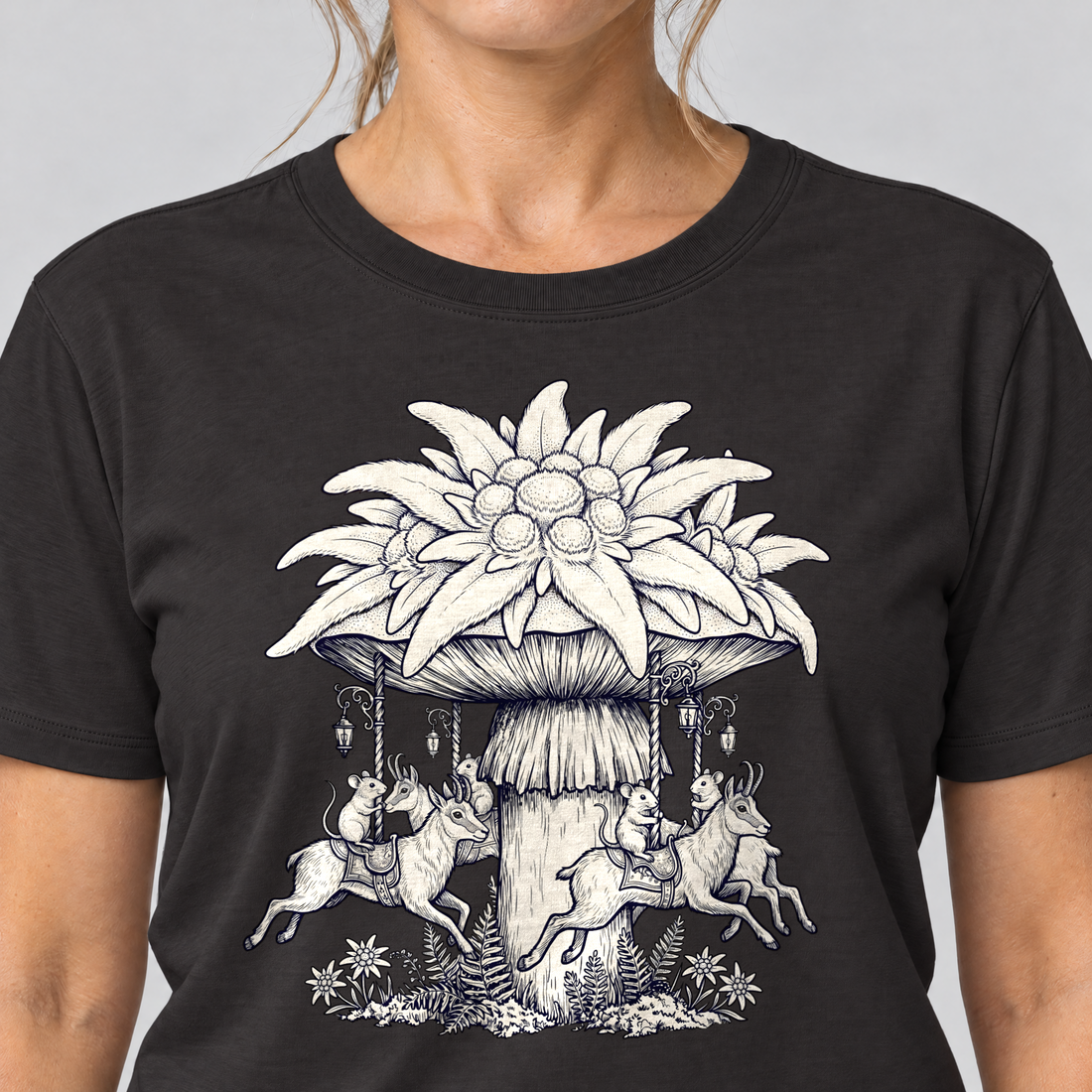Nahaufnahme des Drucks: Edelweiß-Karussell – T-Shirt Unisex in Schwarz, von einer Frau getragen
