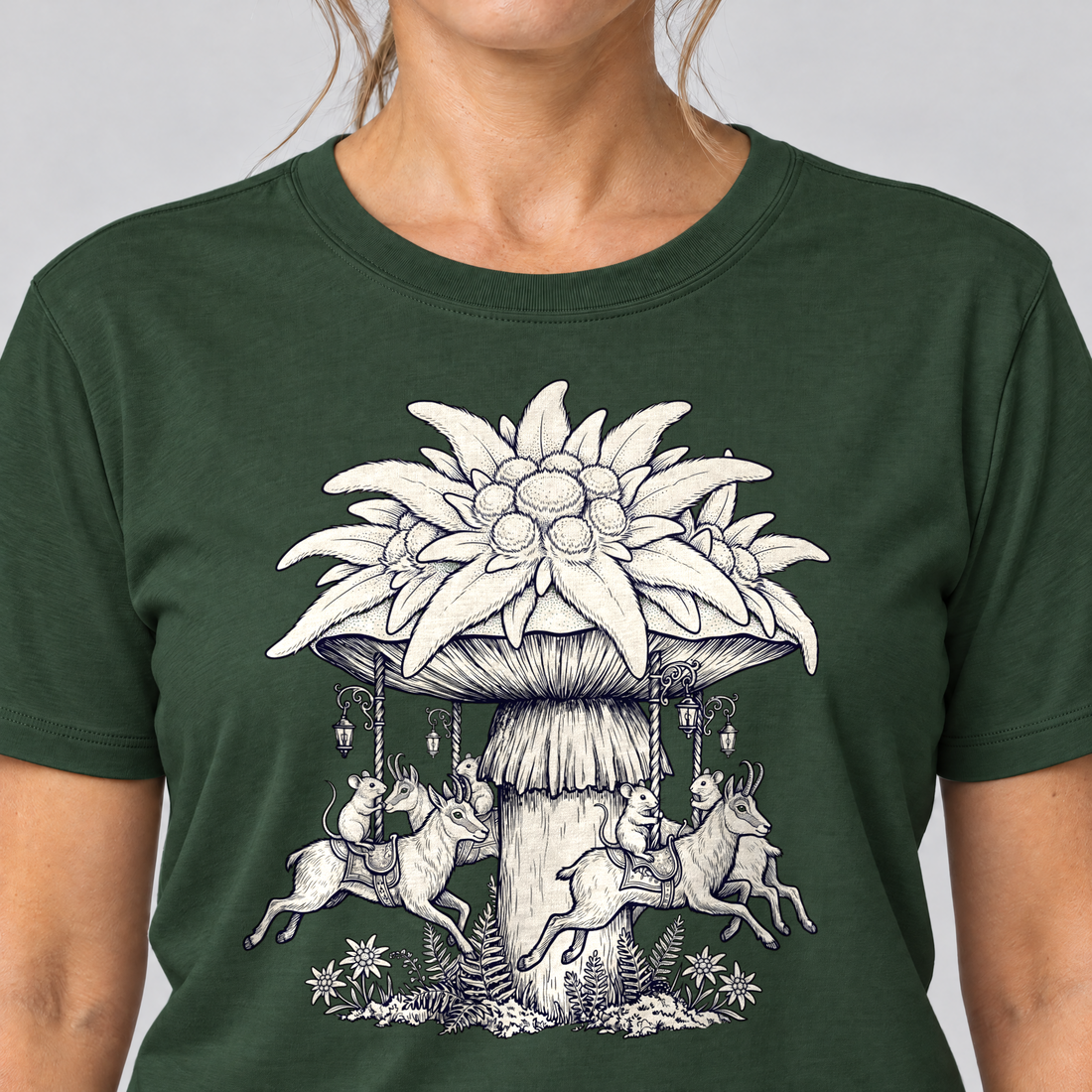 Nahaufnahme des Drucks: Edelweiß-Karussell – T-Shirt Unisex in Flaschengrün, von einer Frau getragen