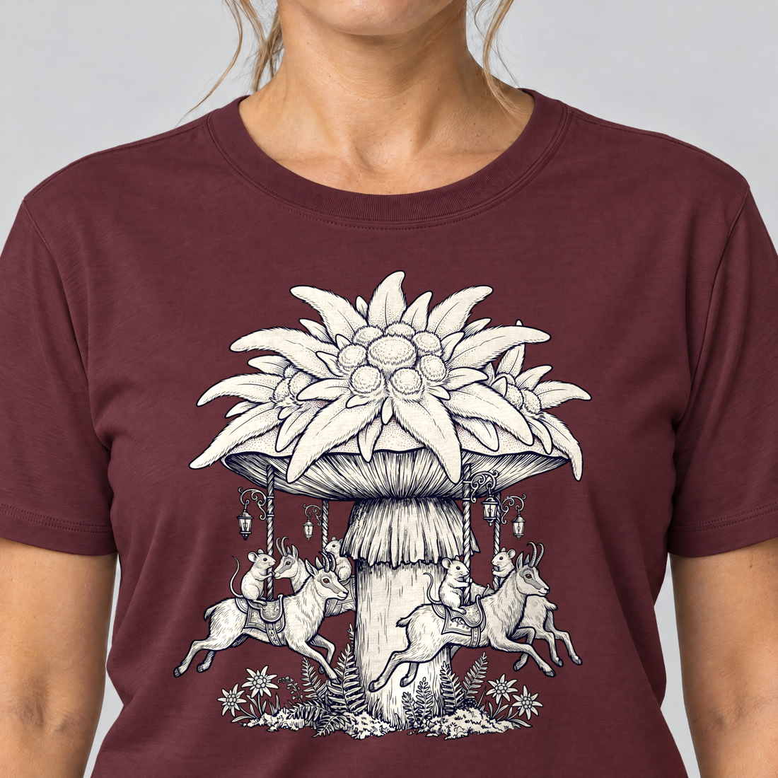 Nahaufnahme des Drucks: Edelweiß-Karussell – T-Shirt Unisex in Bordeaux, von einer Frau getragen