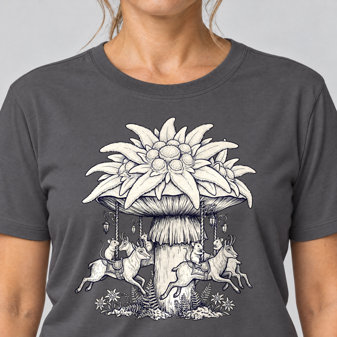 Nahaufnahme des Drucks: Edelweiß-Karussell – T-Shirt Unisex in Dunkelgrau, von einer Frau getragen