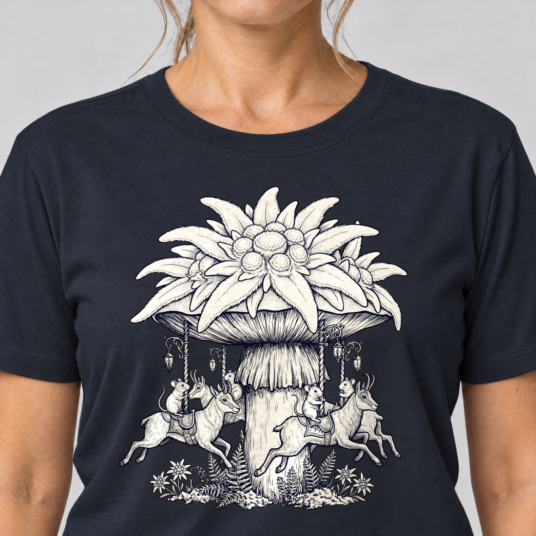 Nahaufnahme des Drucks: Edelweiß-Karussell – T-Shirt Unisex in Navy, von einer Frau getragen