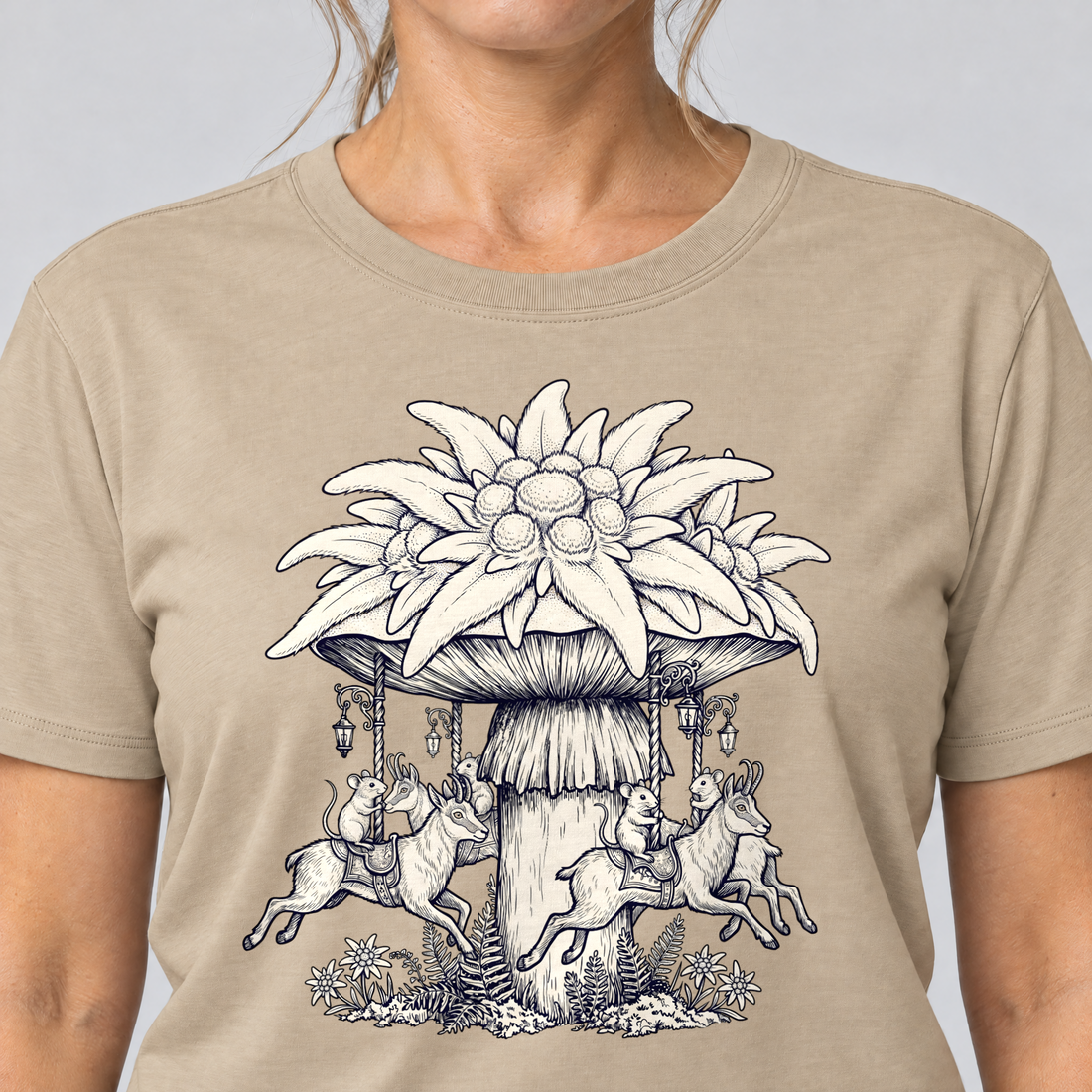 Nahaufnahme des Drucks: Edelweiß-Karussell – T-Shirt Unisex in Sand, von einer Frau getragen