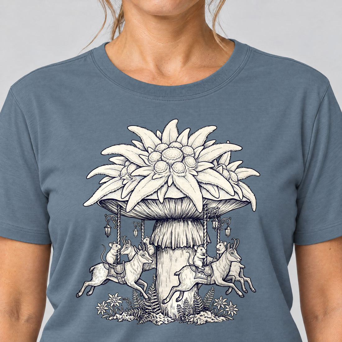 Nahaufnahme des Drucks: Edelweiß-Karussell – T-Shirt Unisex in Steinblau, von einer Frau getragen