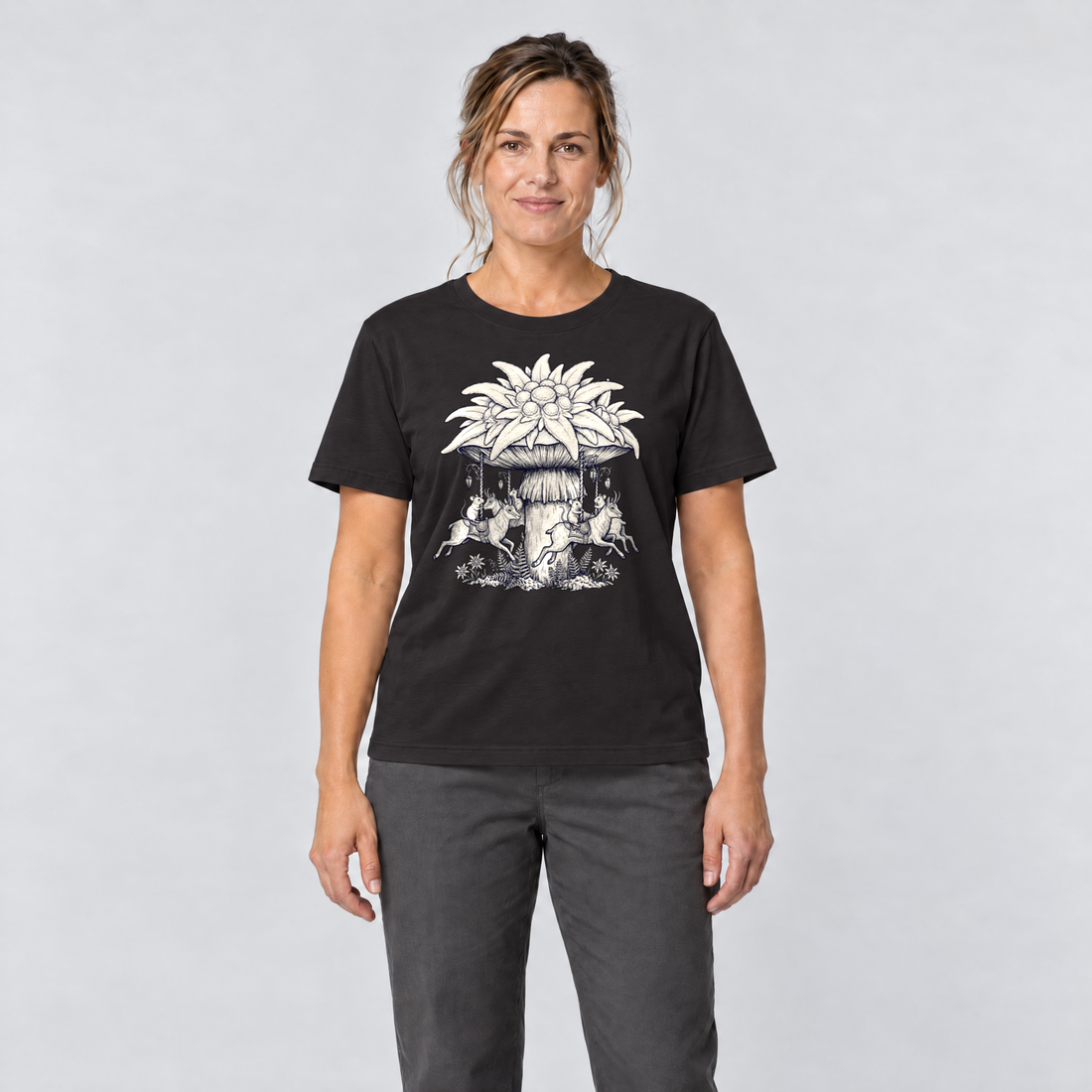 Frau trägt Edelweiß-Karussell – T-Shirt Unisex in Schwarz, Ansicht von vorn