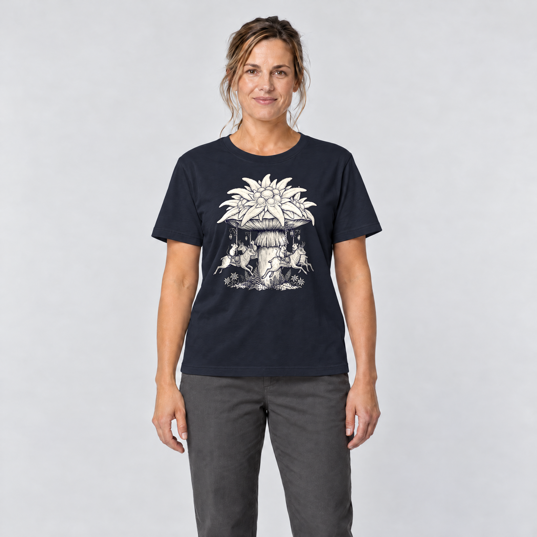 Frau trägt Edelweiß-Karussell – T-Shirt Unisex in Navy, Ansicht von vorn