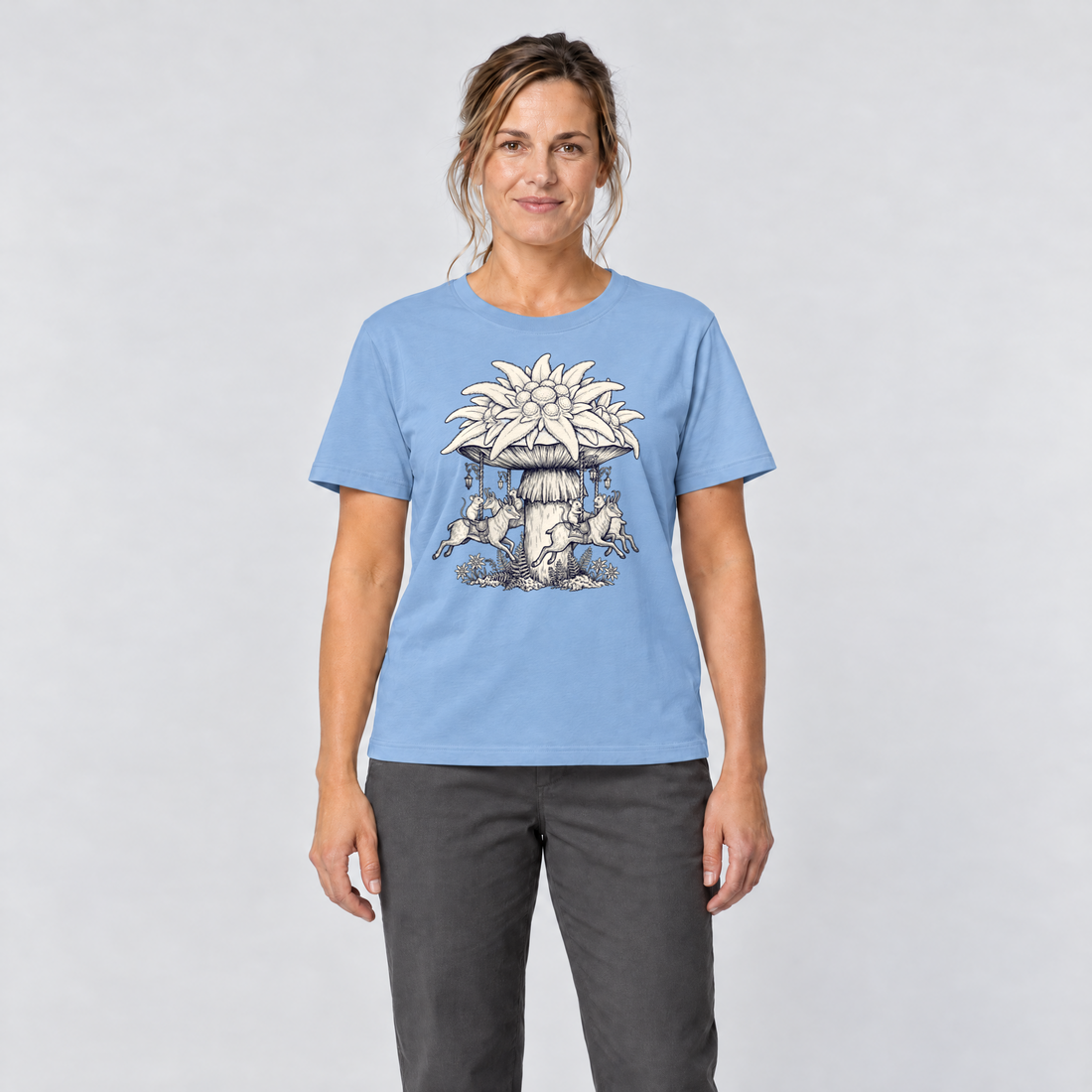 Frau trägt Edelweiß-Karussell – T-Shirt Unisex in Himmelblau, Ansicht von vorn
