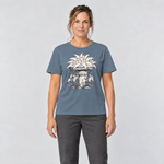 Frau trägt Edelweiß-Karussell – T-Shirt Unisex in Steinblau, Ansicht von vorn