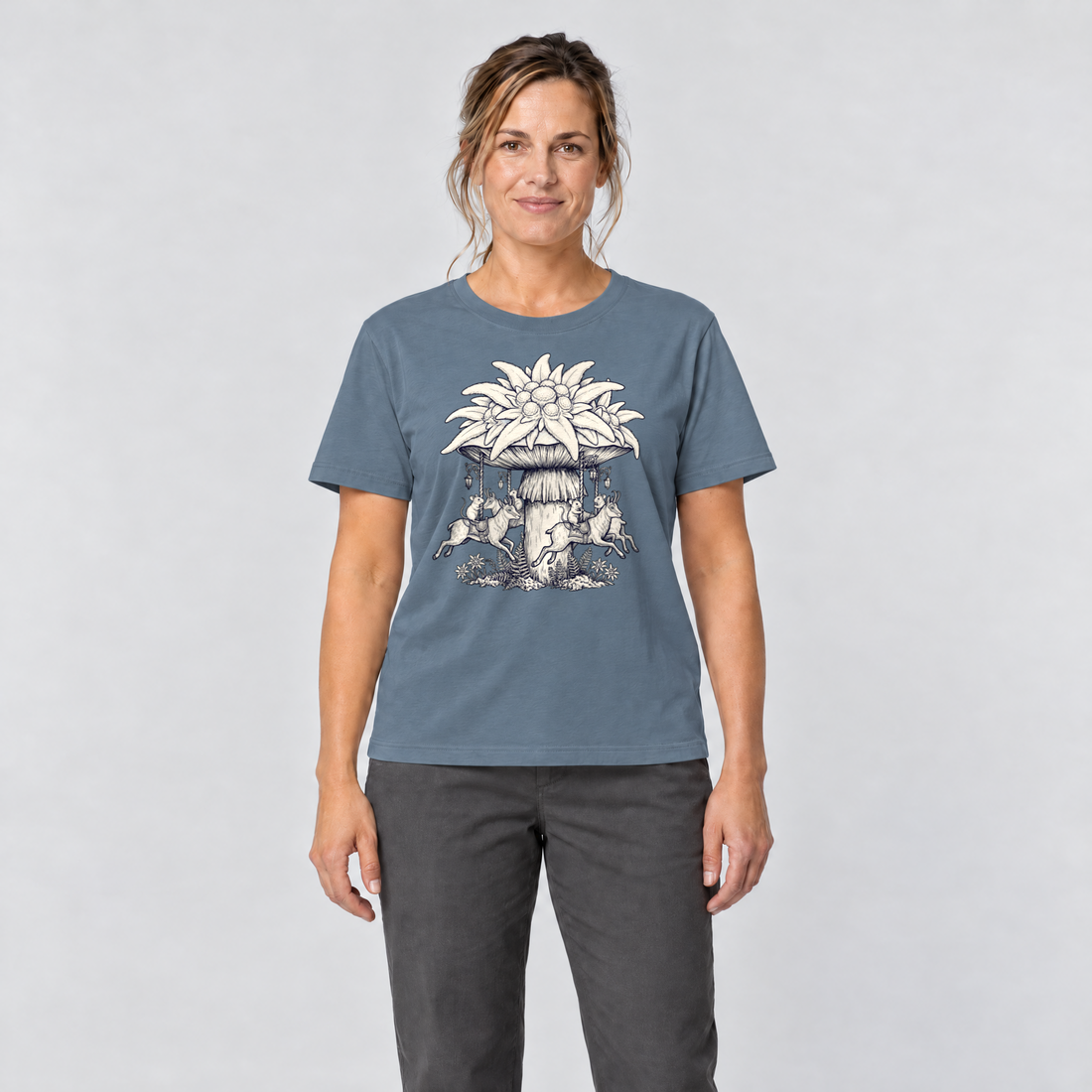 Frau trägt Edelweiß-Karussell – T-Shirt Unisex in Steinblau, Ansicht von vorn