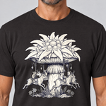 Nahaufnahme des Drucks: Edelweiß-Karussell – T-Shirt Unisex in Schwarz, von einem Mann getragen