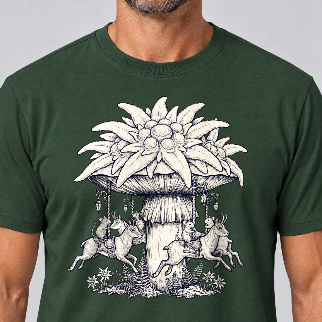 Nahaufnahme des Drucks: Edelweiß-Karussell – T-Shirt Unisex in Flaschengrün, von einem Mann getragen