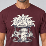 Nahaufnahme des Drucks: Edelweiß-Karussell – T-Shirt Unisex in Bordeaux, von einem Mann getragen