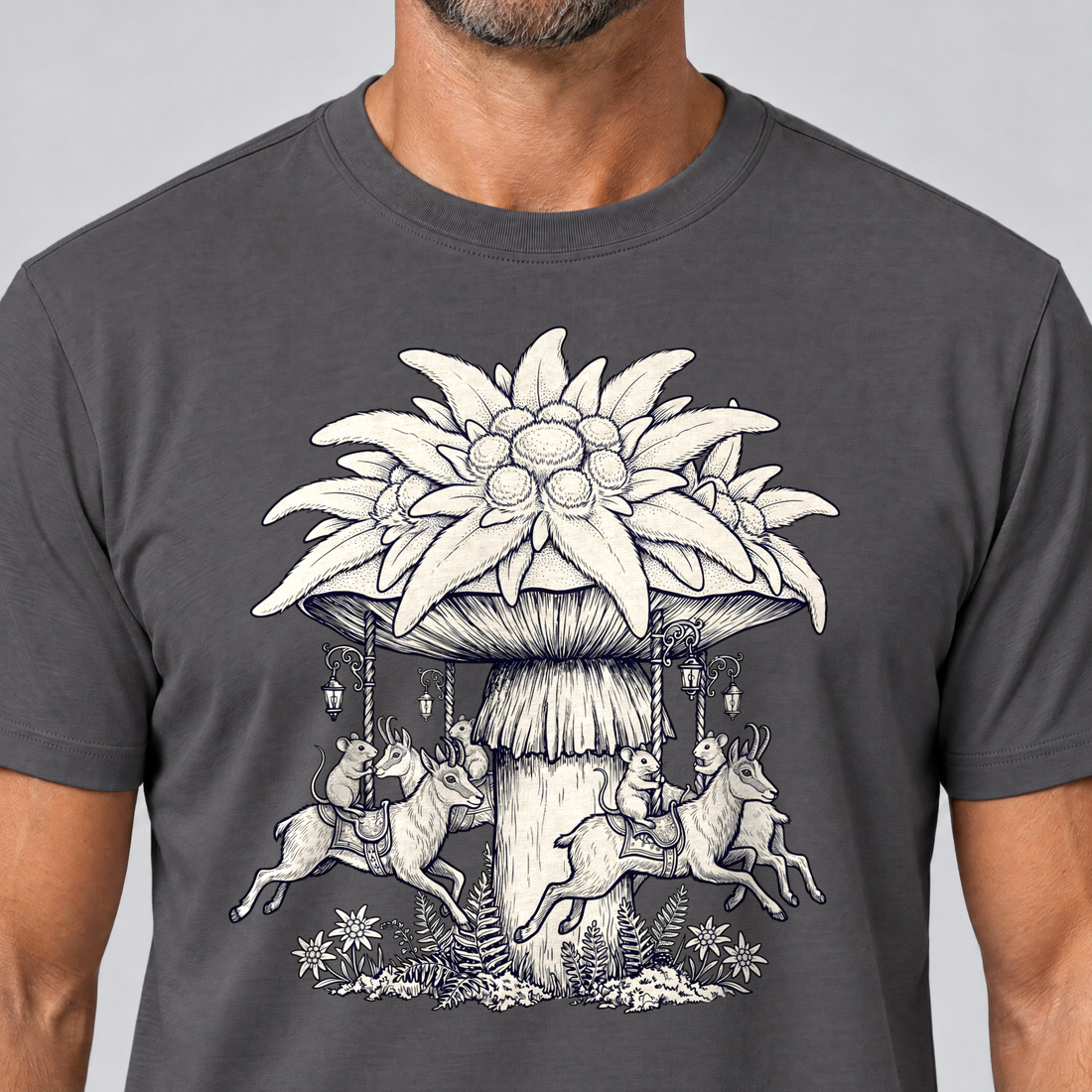 Nahaufnahme des Drucks: Edelweiß-Karussell – T-Shirt Unisex in Dunkelgrau, von einem Mann getragen