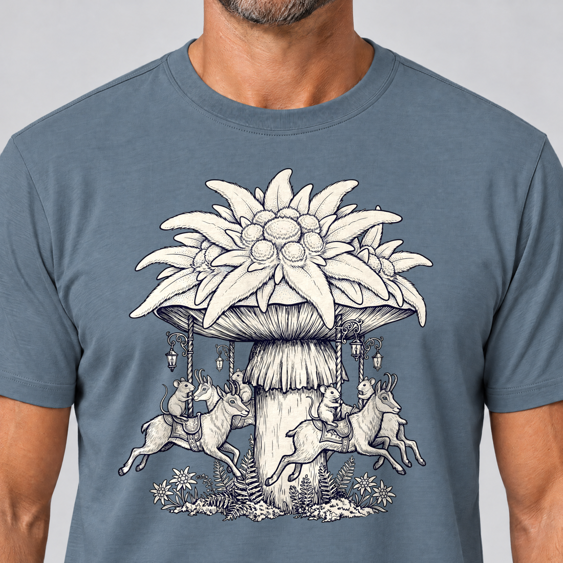 Nahaufnahme des Drucks: Edelweiß-Karussell – T-Shirt Unisex in Steinblau, von einem Mann getragen