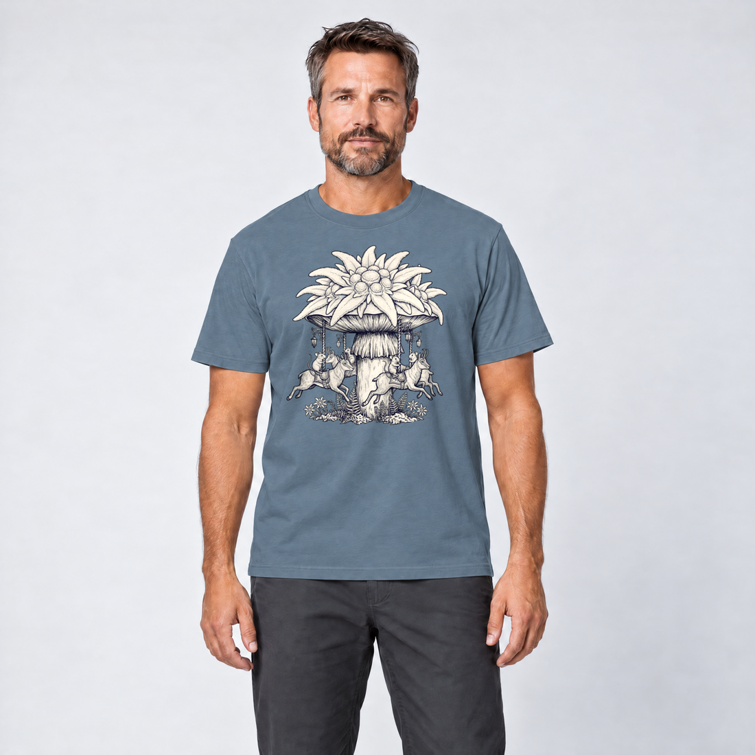 Mann trägt Edelweiß-Karussell – T-Shirt Unisex in Steinblau, Ansicht von vorn