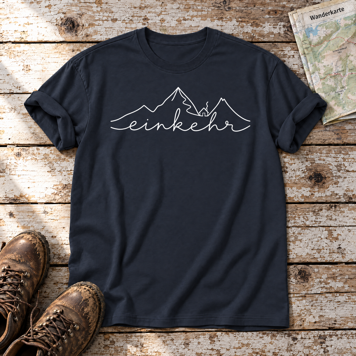 Einkehr – T-Shirt Unisex in Navy, flach liegend auf alten Holzbrettern mit Wanderschuhen und Wanderkarte.
