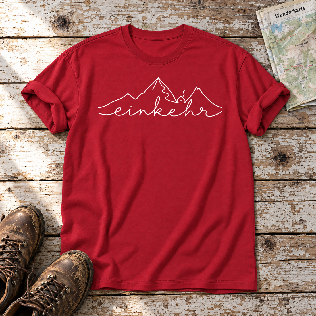 Einkehr – T-Shirt Unisex in Rot, flach liegend auf alten Holzbrettern mit Wanderschuhen und Wanderkarte.