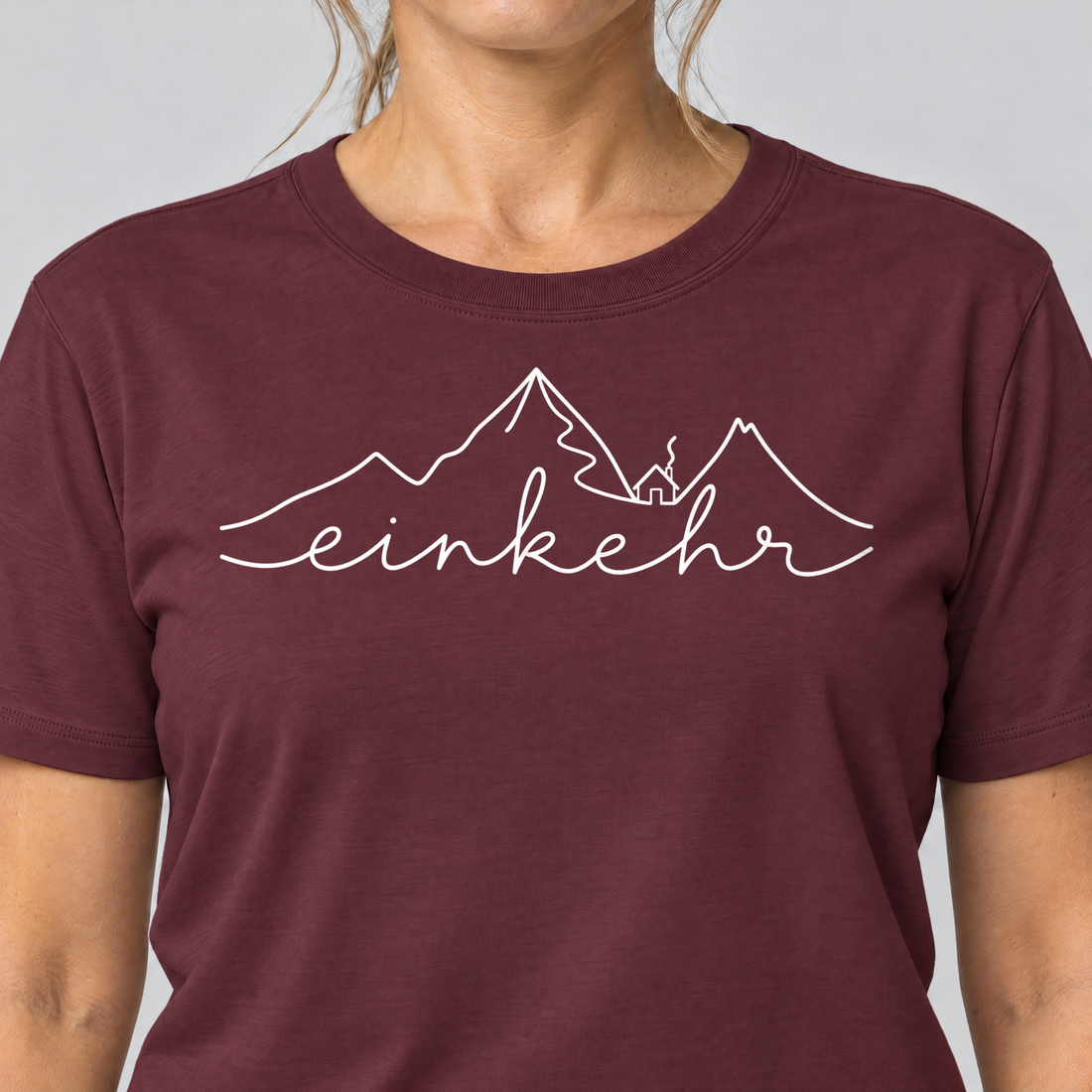 Nahaufnahme des Drucks: Einkehr – T-Shirt Unisex in Bordeaux, von einer Frau getragen