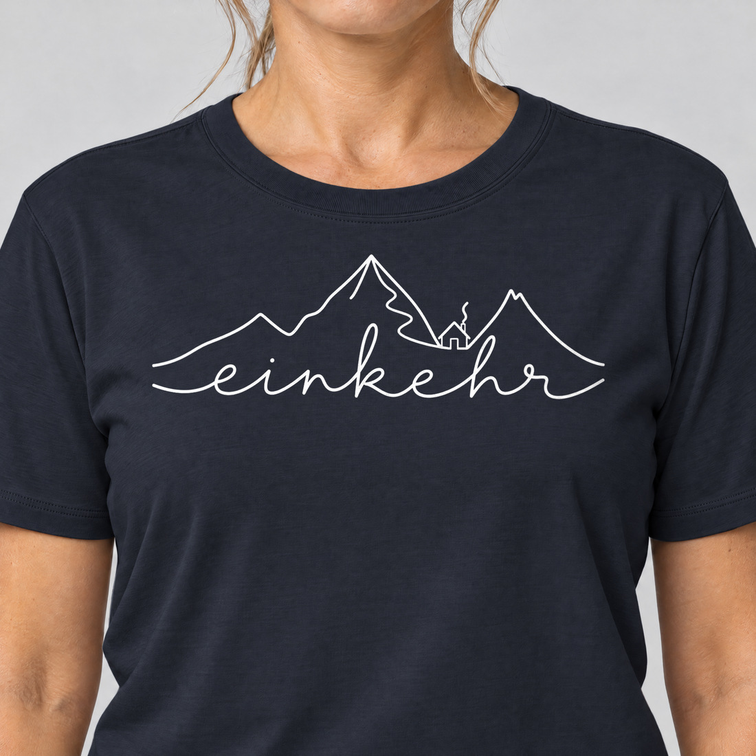 Nahaufnahme des Drucks: Einkehr – T-Shirt Unisex in Navy, von einer Frau getragen
