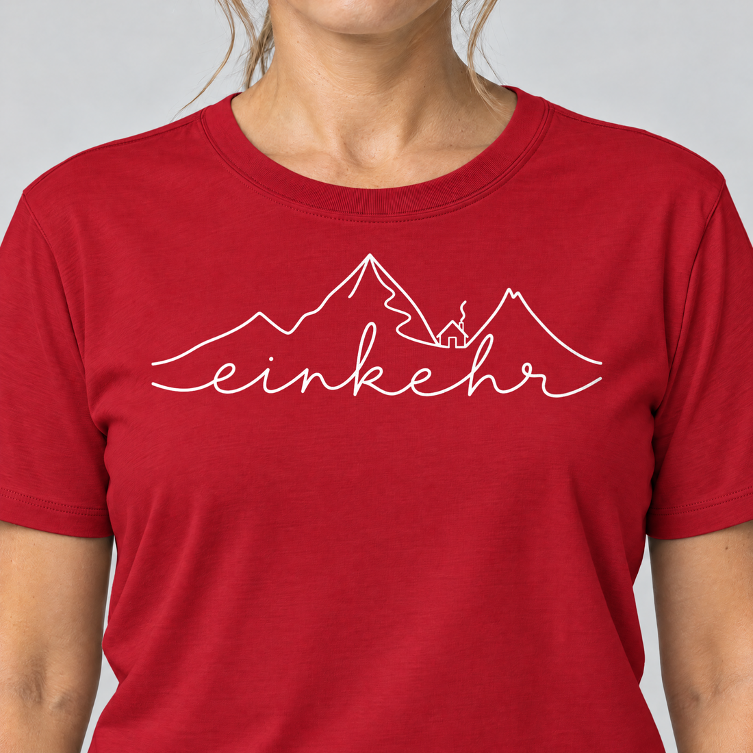 Nahaufnahme des Drucks: Einkehr – T-Shirt Unisex in Rot, von einer Frau getragen