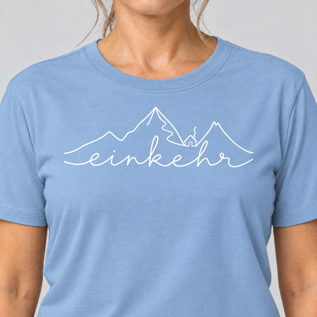 Nahaufnahme des Drucks: Einkehr – T-Shirt Unisex in Himmelblau, von einer Frau getragen