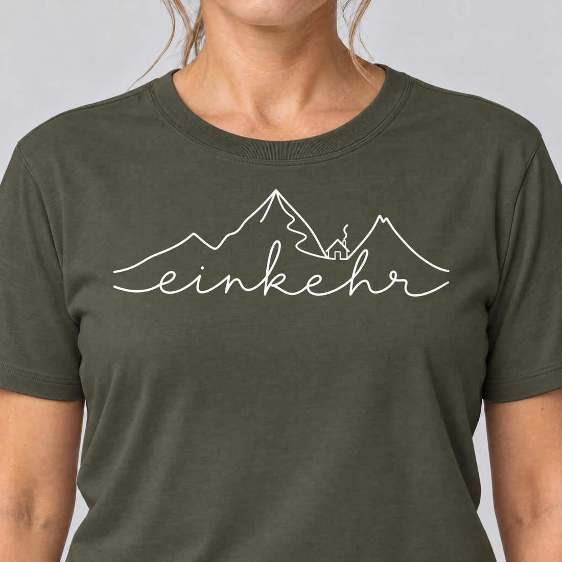Nahaufnahme des Drucks: Einkehr – T-Shirt Unisex in Oliv, von einer Frau getragen