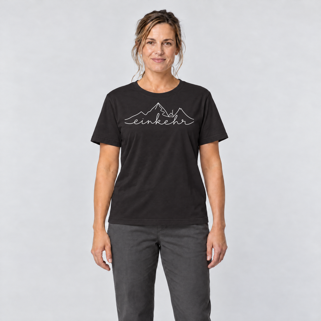 Frau trägt Einkehr – T-Shirt Unisex in Schwarz, Ansicht von vorn