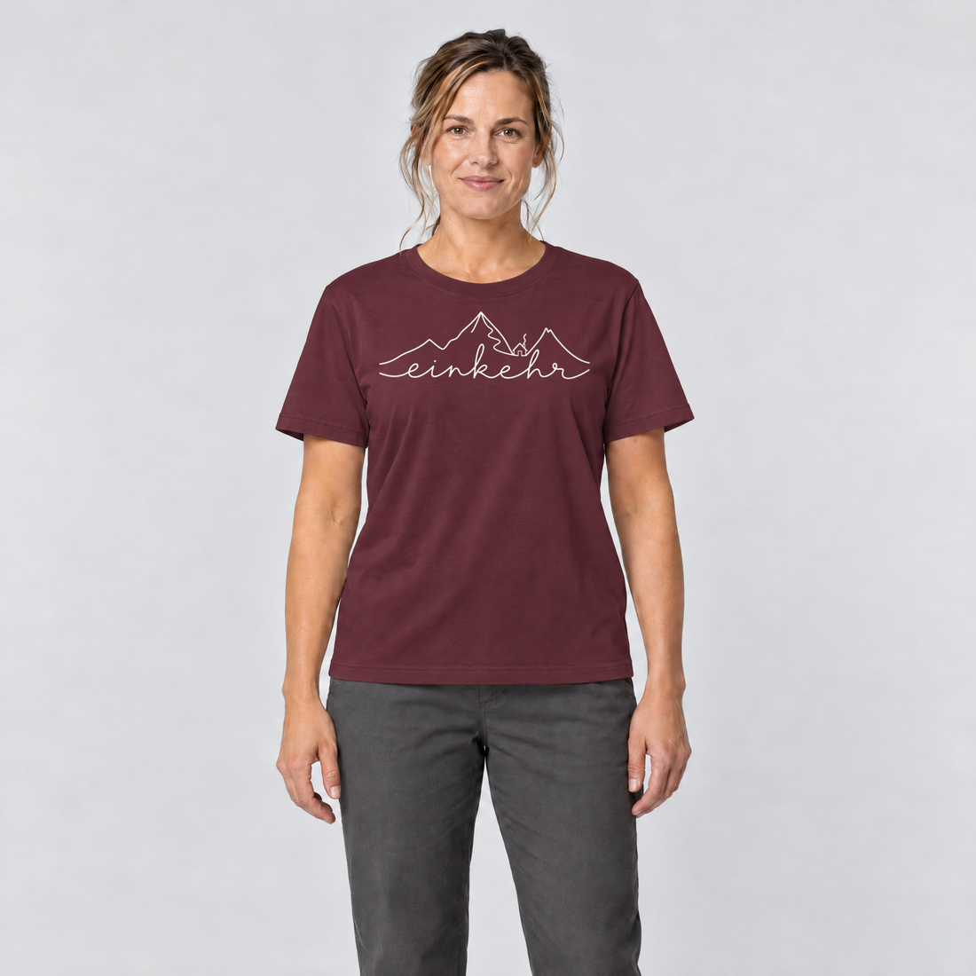 Frau trägt Einkehr – T-Shirt Unisex in Bordeaux, Ansicht von vorn