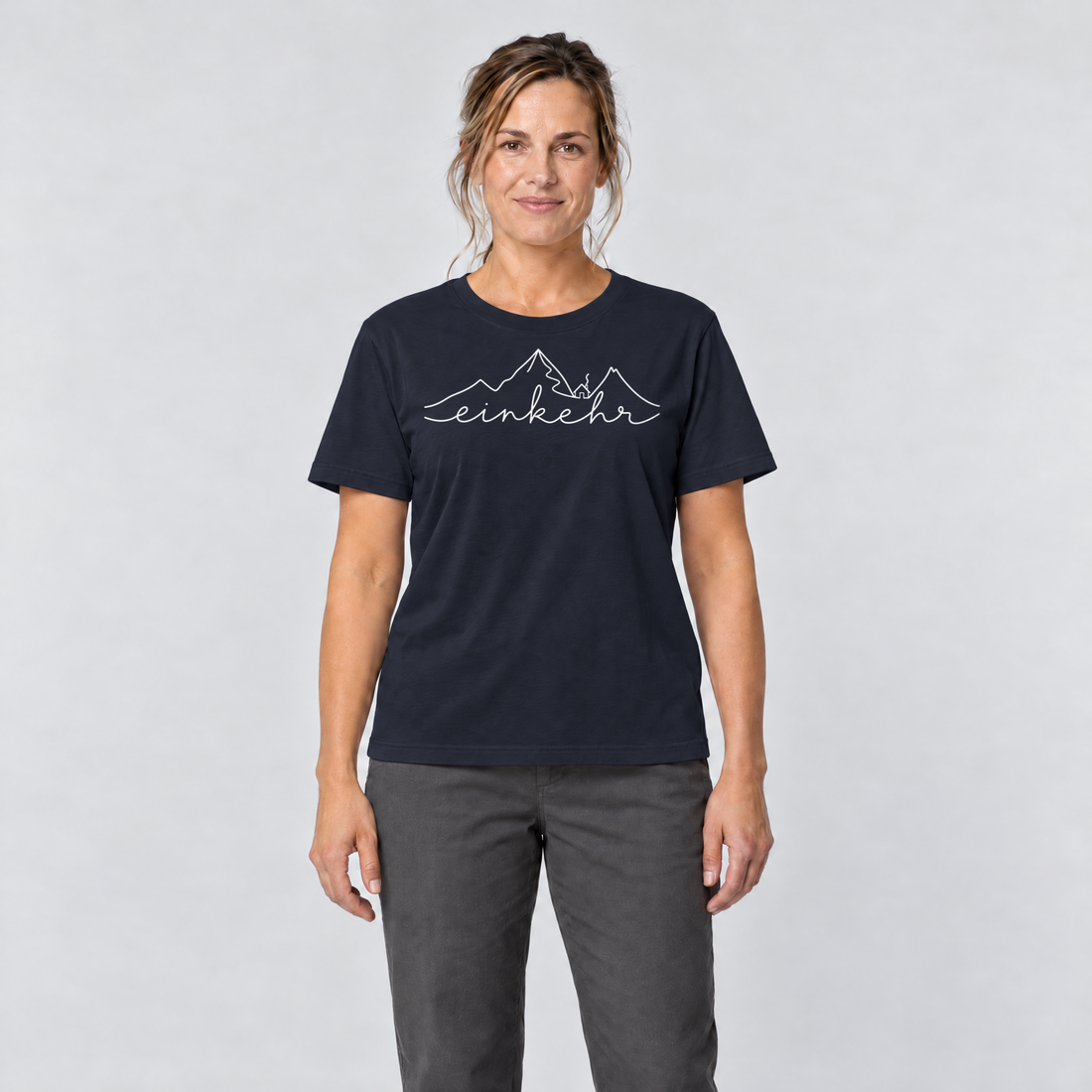 Frau trägt Einkehr – T-Shirt Unisex in Navy, Ansicht von vorn