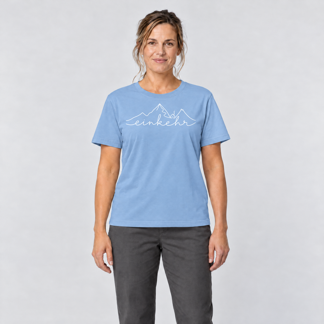 Frau trägt Einkehr – T-Shirt Unisex in Himmelblau, Ansicht von vorn