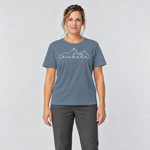 Frau trägt Einkehr – T-Shirt Unisex in Steinblau, Ansicht von vorn
