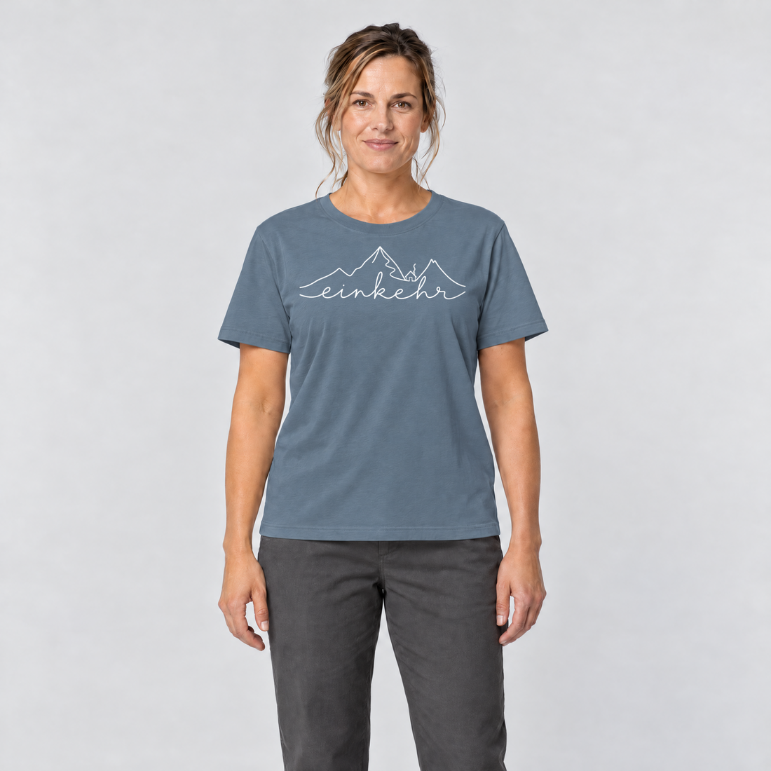 Frau trägt Einkehr – T-Shirt Unisex in Steinblau, Ansicht von vorn