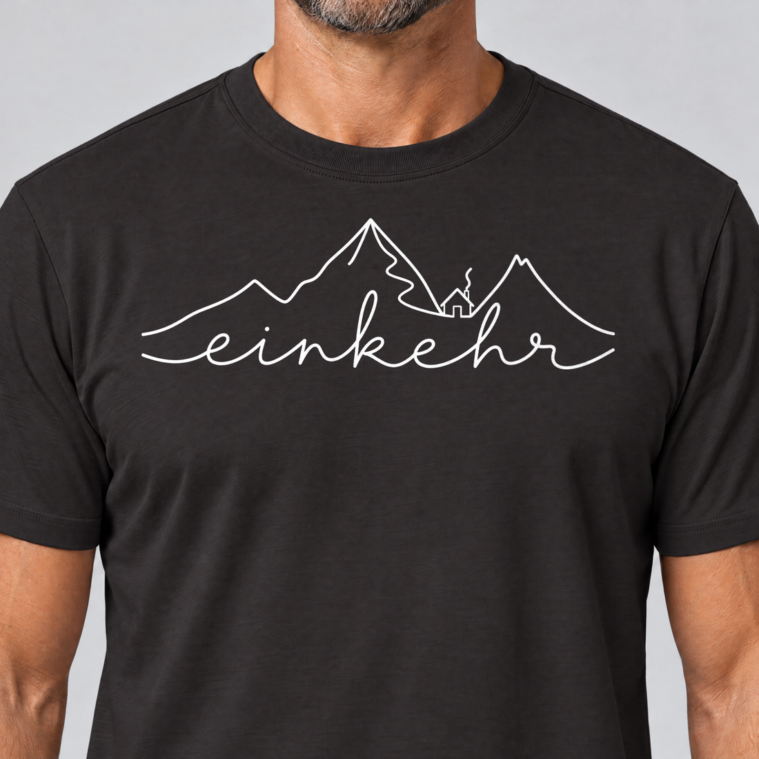Nahaufnahme des Drucks: Einkehr – T-Shirt Unisex in Schwarz, von einem Mann getragen