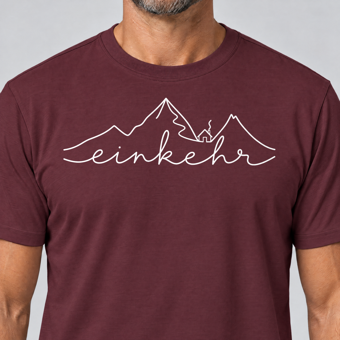 Nahaufnahme des Drucks: Einkehr – T-Shirt Unisex in Bordeaux, von einem Mann getragen