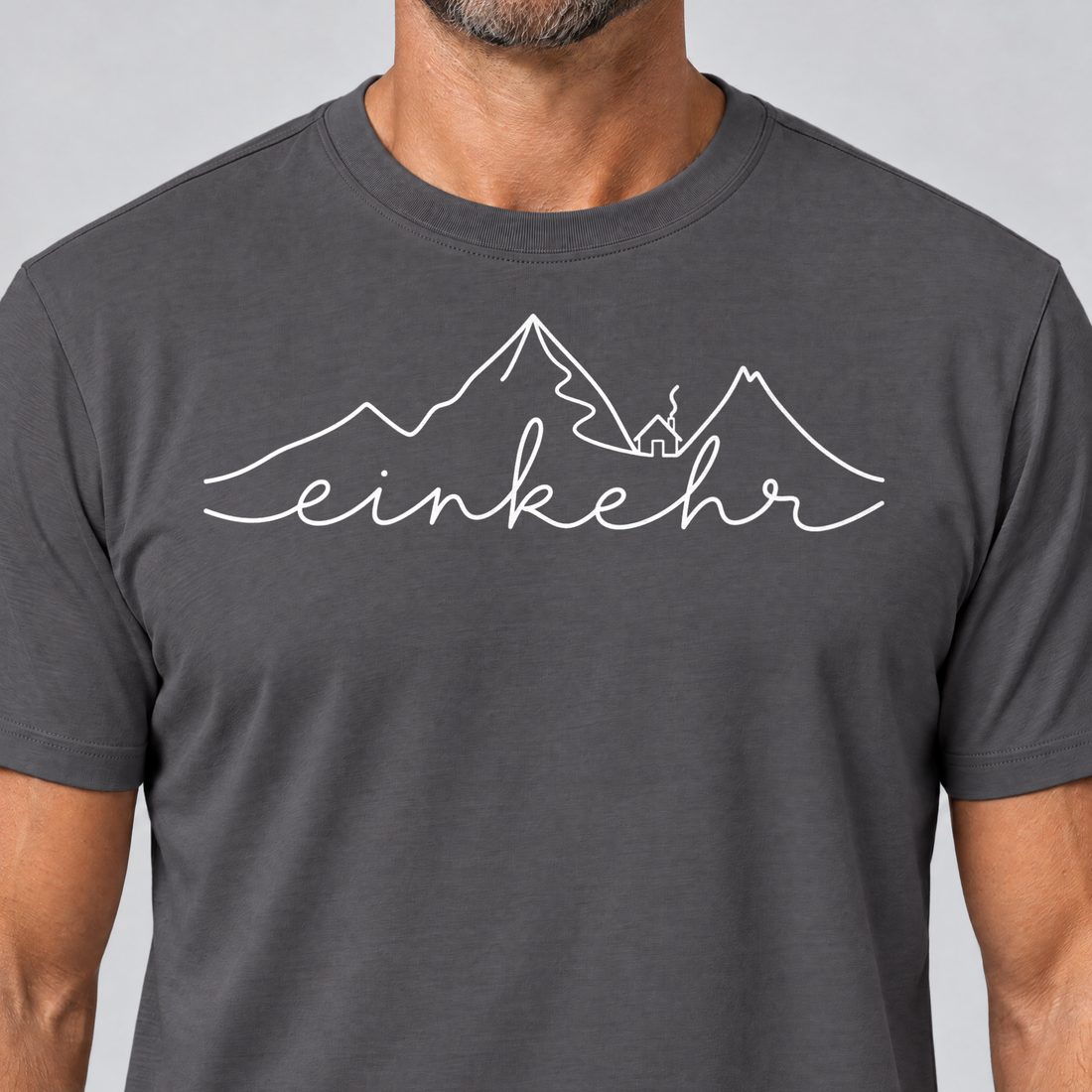 Nahaufnahme des Drucks: Einkehr – T-Shirt Unisex in Dunkelgrau, von einem Mann getragen