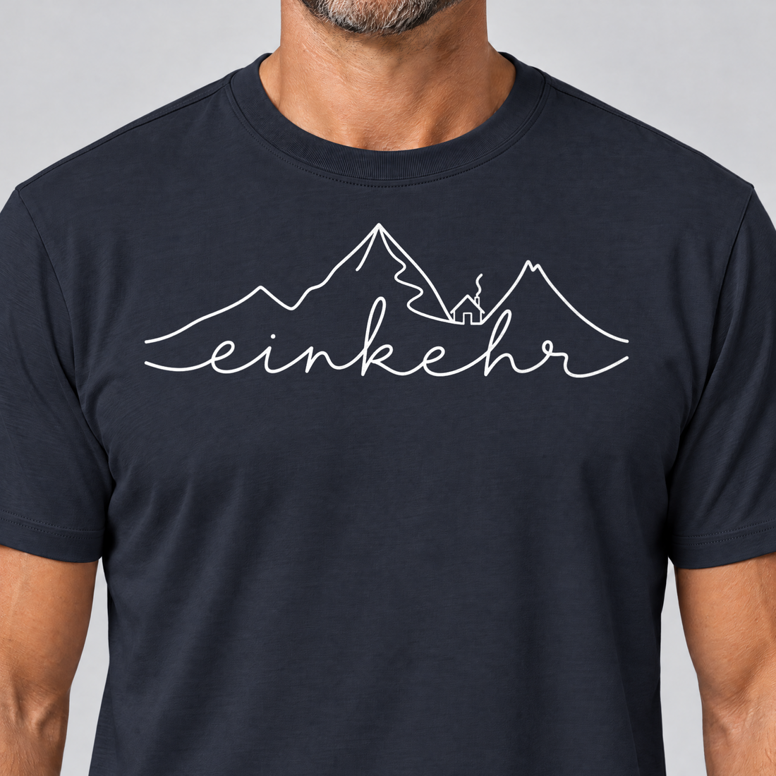 Nahaufnahme des Drucks: Einkehr – T-Shirt Unisex in Navy, von einem Mann getragen