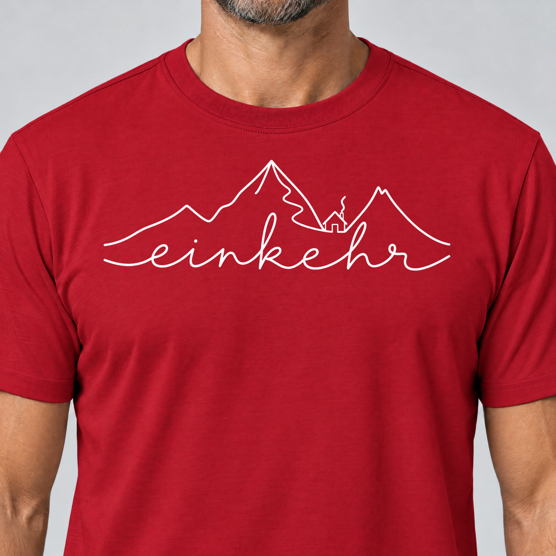 Nahaufnahme des Drucks: Einkehr – T-Shirt Unisex in Rot, von einem Mann getragen
