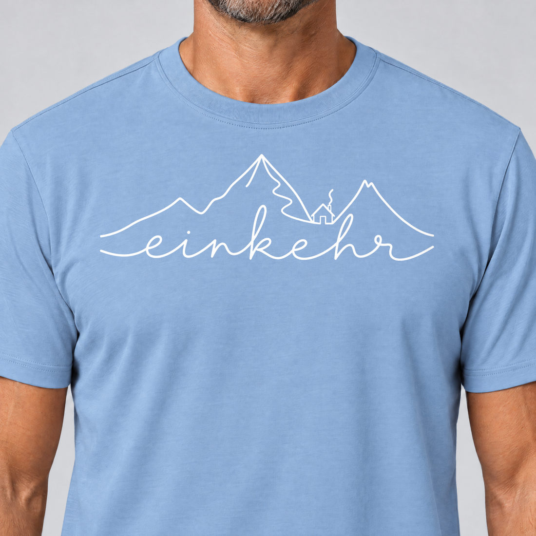 Nahaufnahme des Drucks: Einkehr – T-Shirt Unisex in Himmelblau, von einem Mann getragen